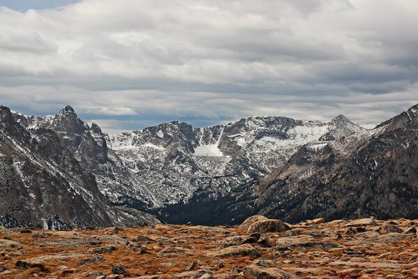 Schneebedeckte Berge auf einem Hintergrund von Steinen