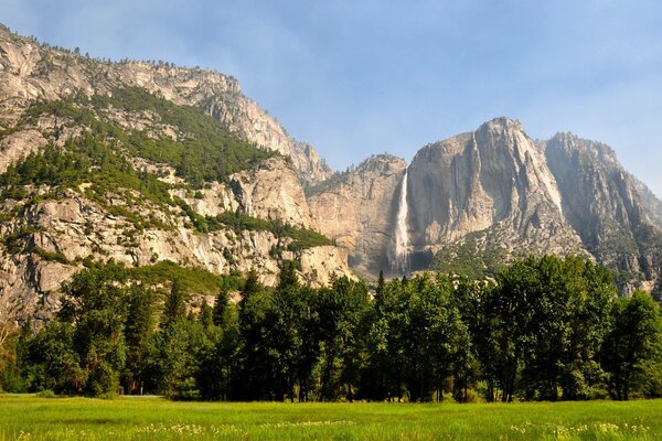 US-Landschaft mit Bergen und Wald