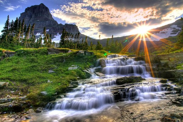 Cascada que cae de las montañas en el sol