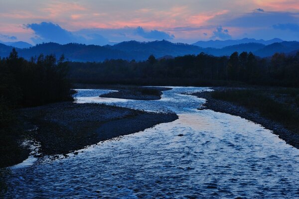 Fluss in Japan vor dem Hintergrund der Wolken