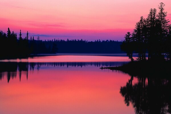 Różowy świt nad jeziorem w Kanadzie