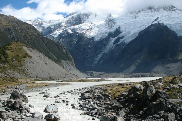 Paesaggio del fiume di montagna in inverno