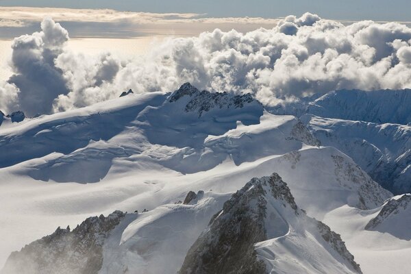 Schneebedeckte Berggipfel in den Wolken