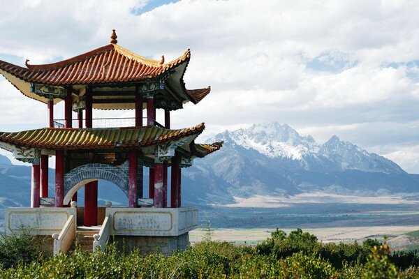 Chinesische Pagode auf dem Hintergrund der schneebedeckten Berge