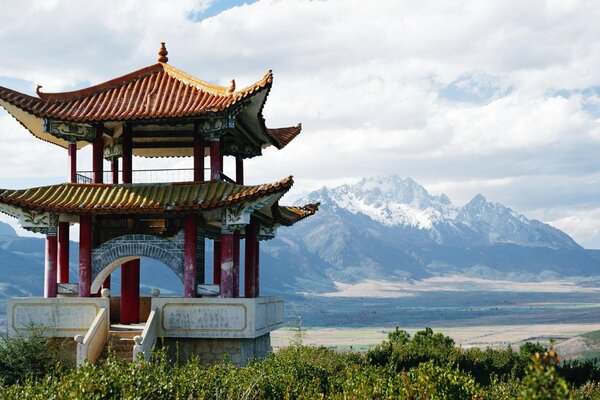 Chińska pagoda na tle ośnieżonych gór