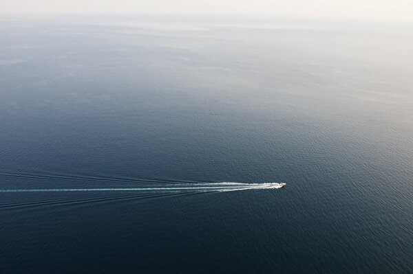 Bateau solitaire navigue sur la mer