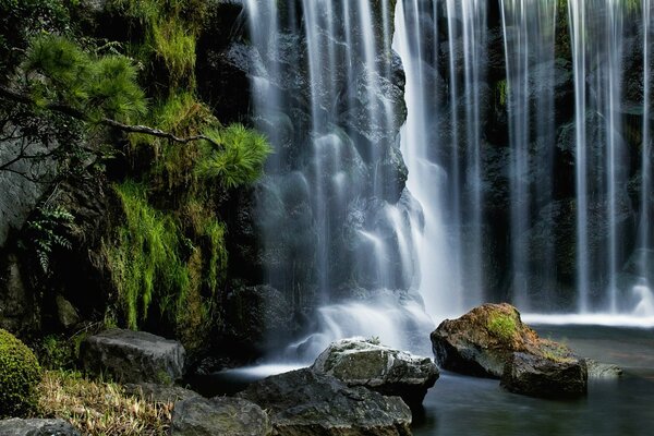 Bella cascata su uno sfondo di enormi pietre