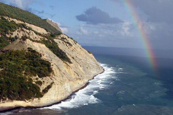 Regenbogen über Wasser Landschaft von Russland