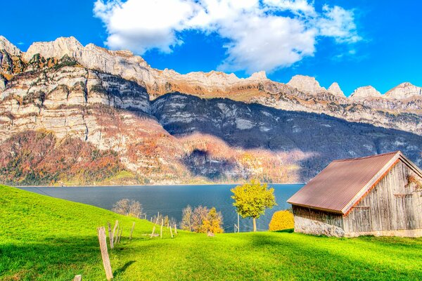 Casa cerca del río y las montañas