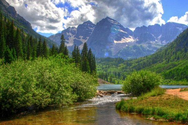 Wald, Berge, Fluss auf Himmelshintergrund