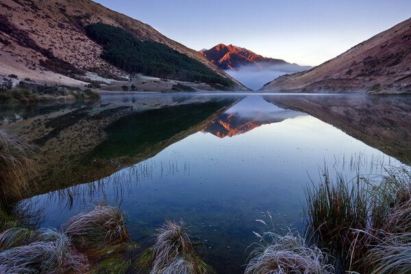 Reflexion der Berge in einem See in Neuseeland