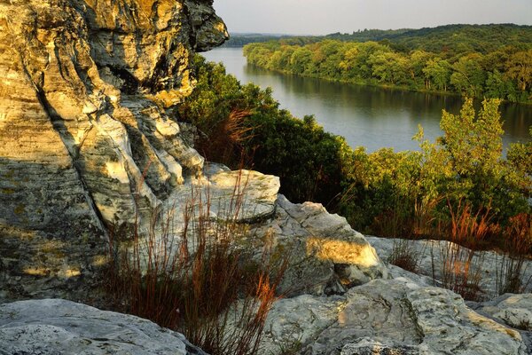 Rocce sulle rive di un fiume profondo