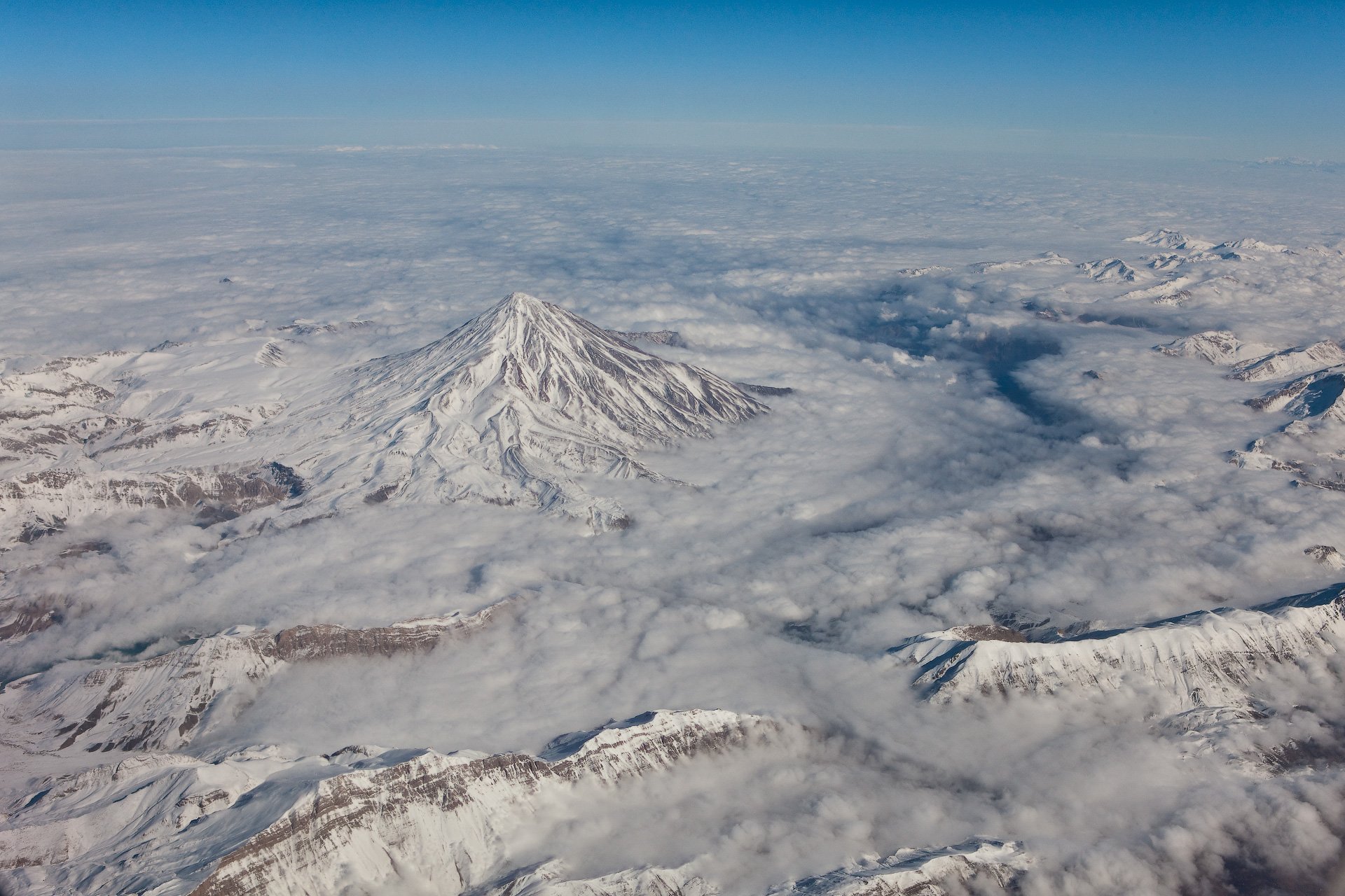 montañas nubes nieve