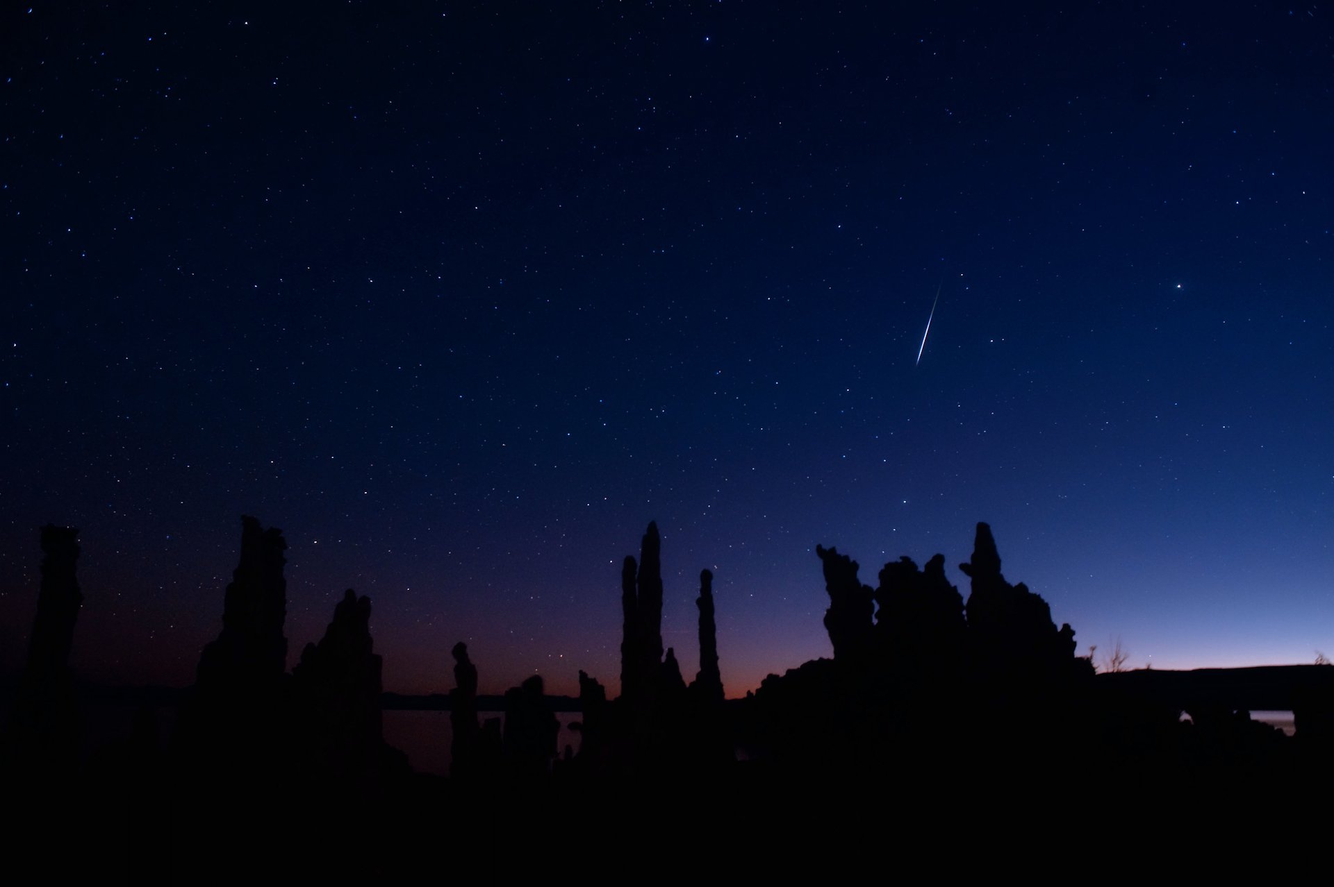 noche estrellas meteoro