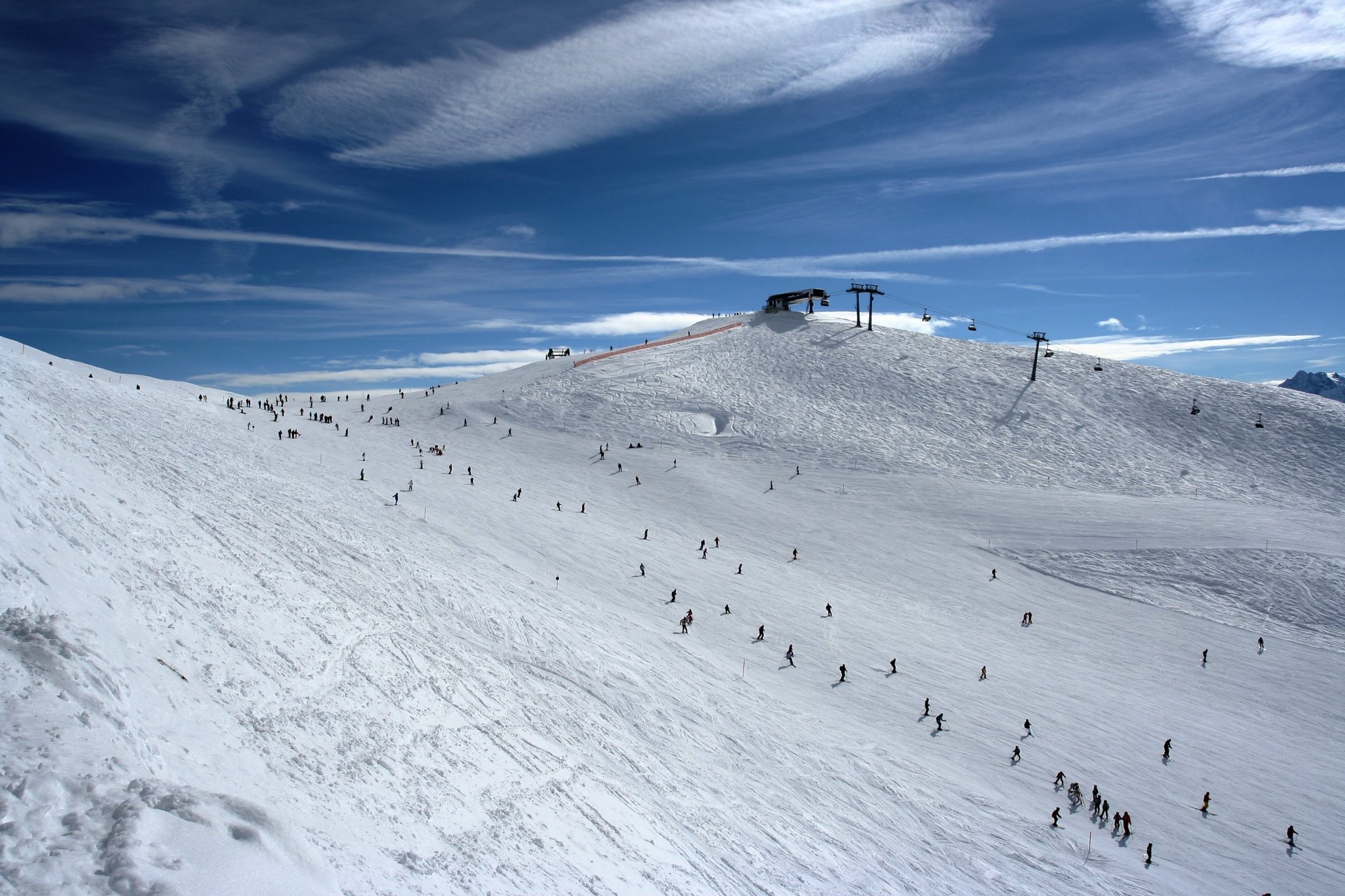 pendenza neve sciatori