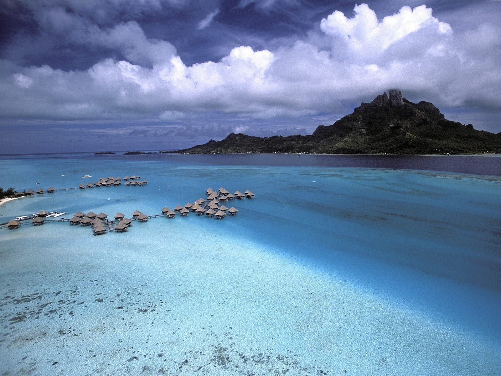 bora bora polynesien berge meer häuser wolken