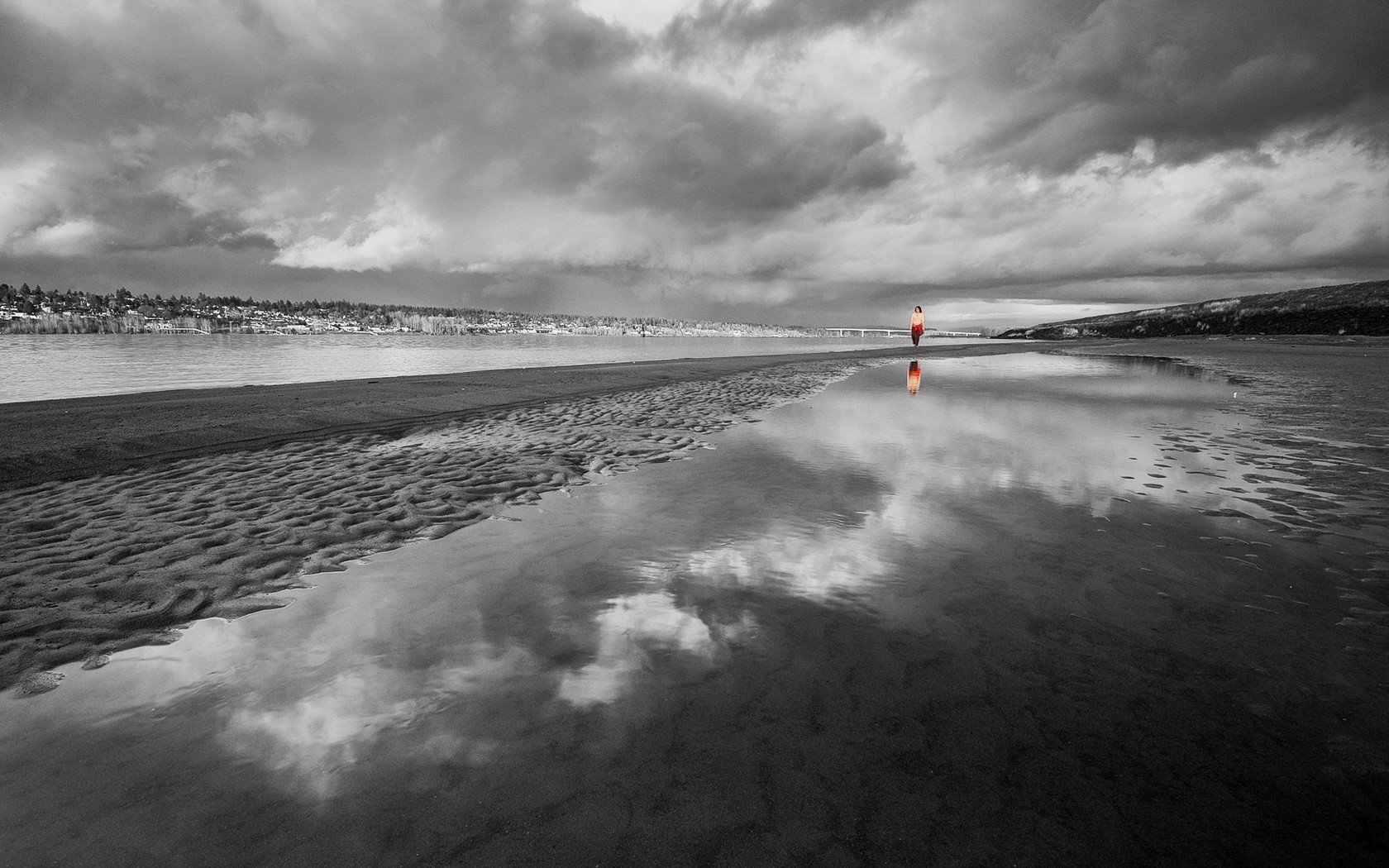 playa blanco y negro nubes chica