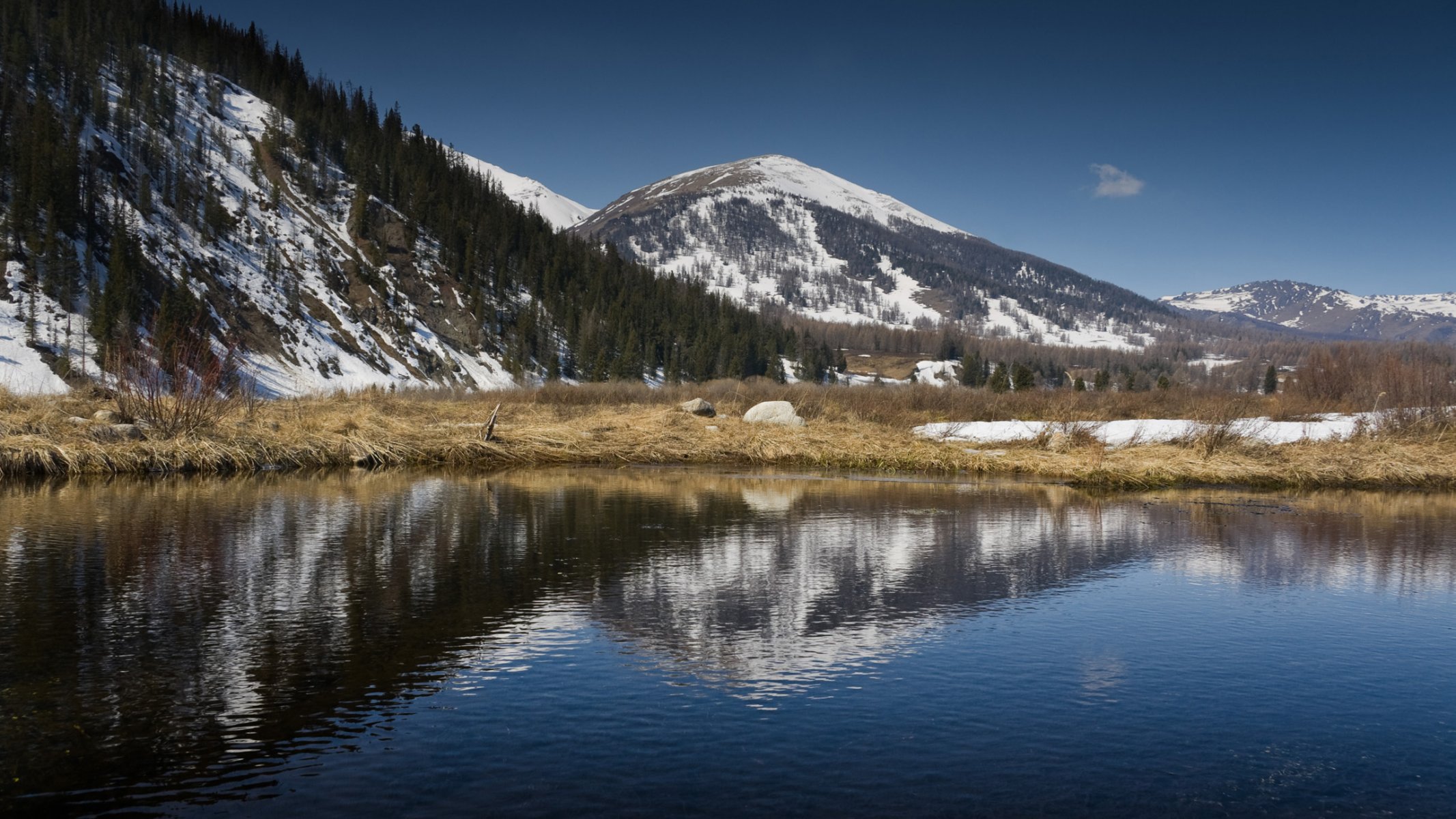 kazajstán lago montañas