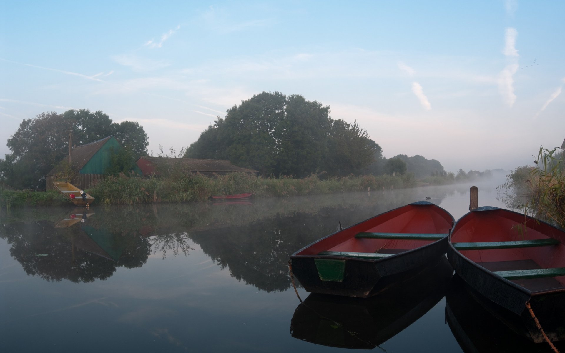 bateaux rivière brouillard