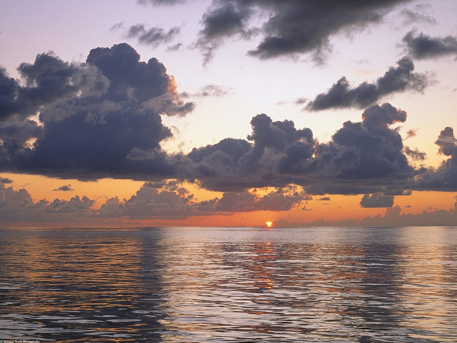 coucher de soleil eau nuages