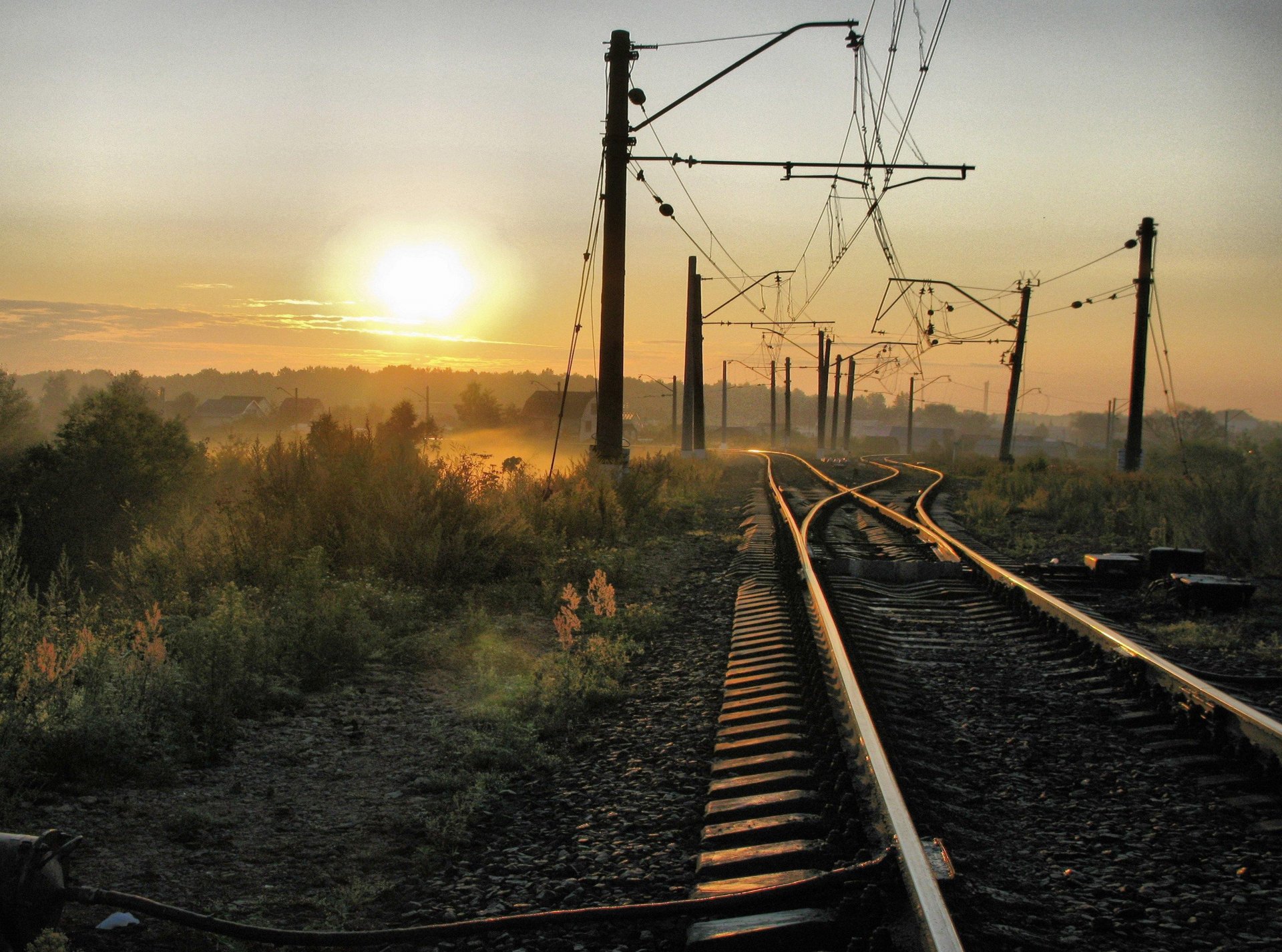 eisenbahn sonne wege drähte nebel häuser