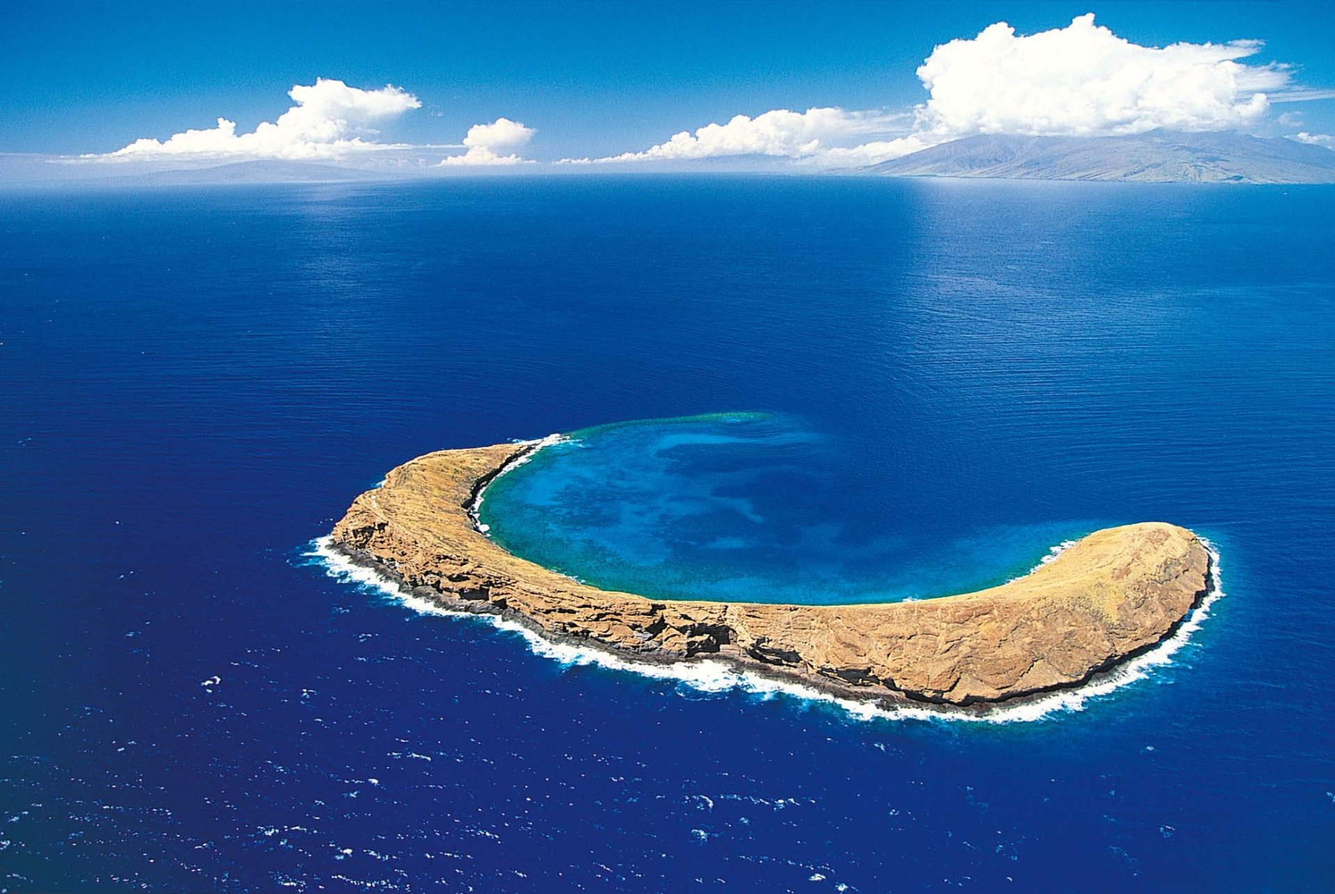 isla azul mar nubes