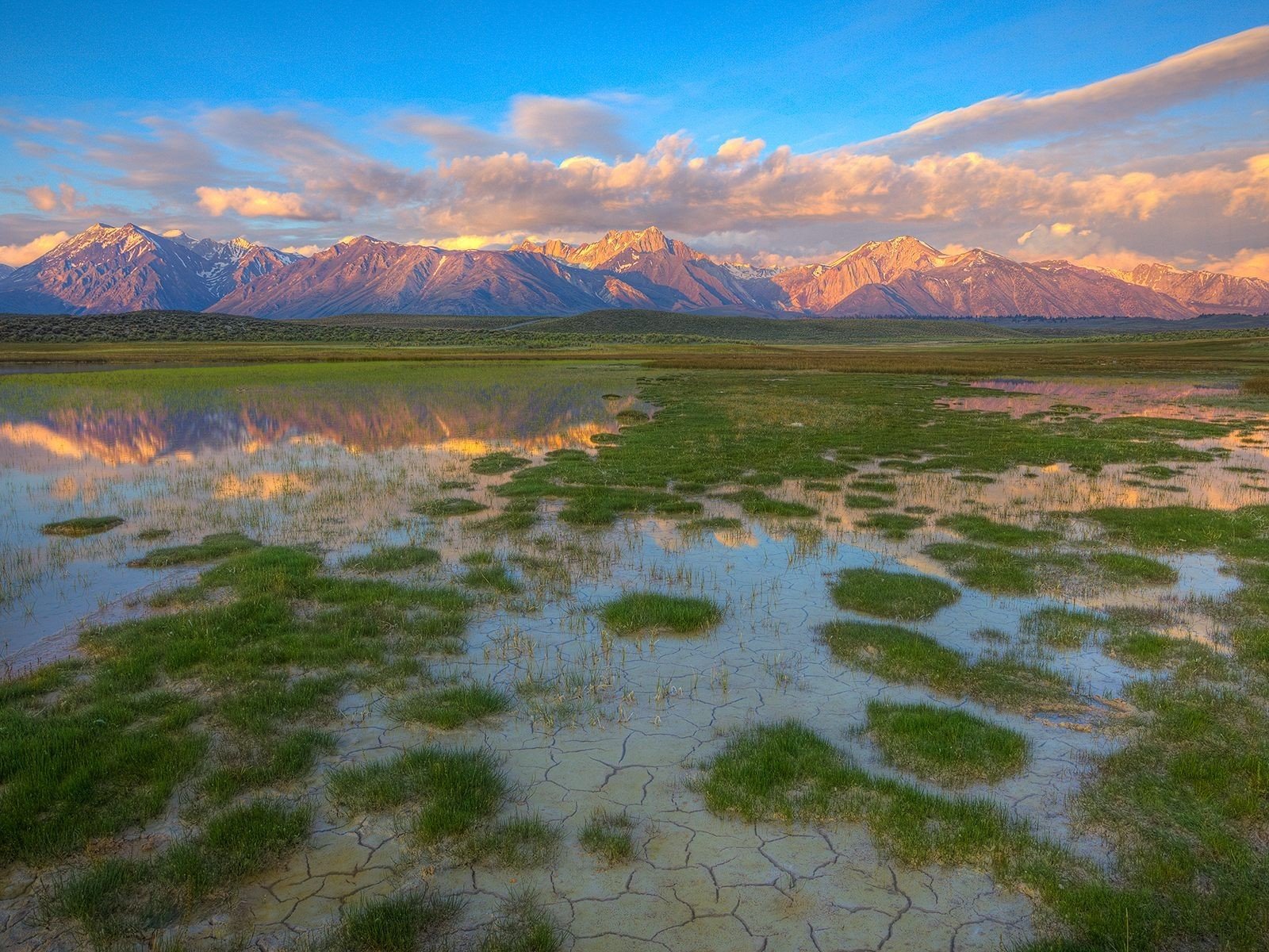 montagnes herbe flaque d eau