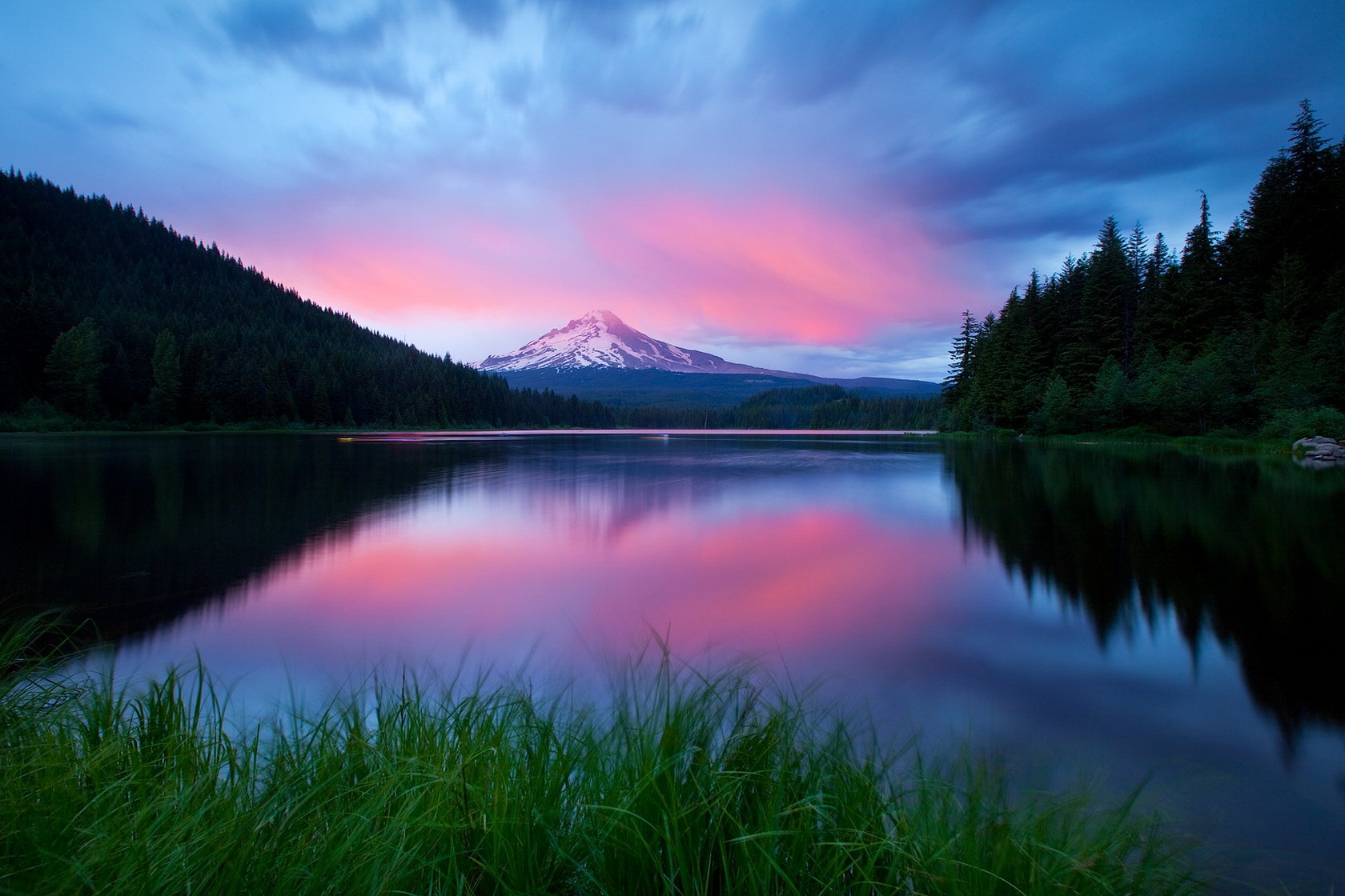 montagnes lac ciel herbe forêt soirée