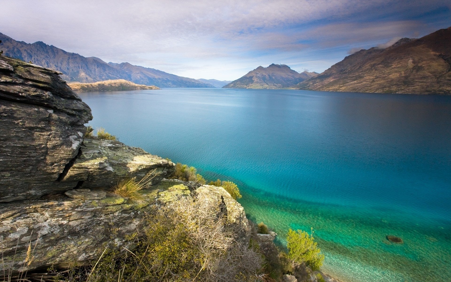 lago montañas agua