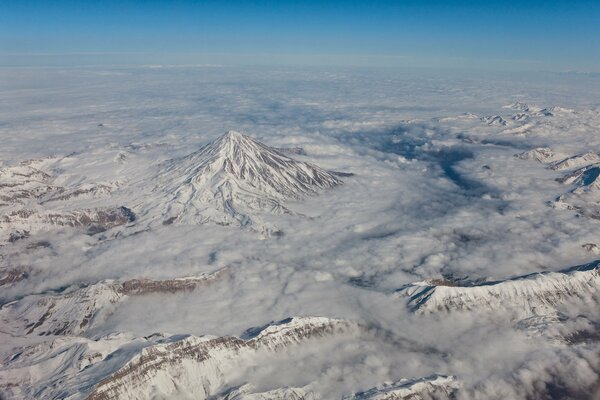 Schneebedeckte Berge aus der Höhe