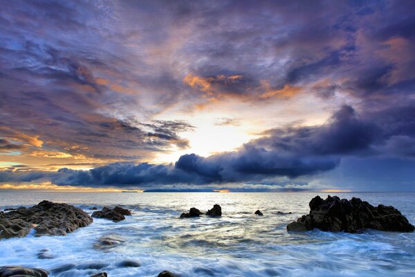 Soleil dans les nuages sur la mer au Portugal