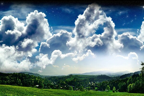 Nuages majestueux dans le ciel, et la forêt verte sur les collines