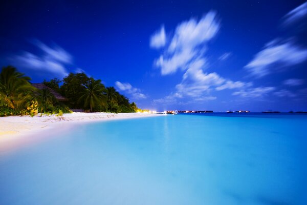 Maldives dans la beauté du soir sur la plage