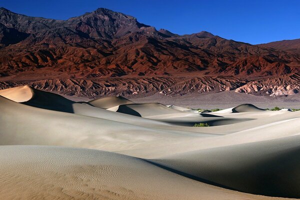 Montagne con sabbia nel deserto