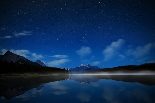 Cielo stellato notturno sopra il lago
