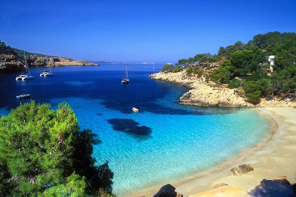 Azurblaue Bucht mit Yachten im Meer