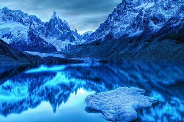 Lago. Montañas frías y azules