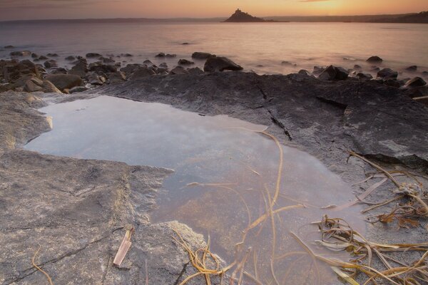 Pozzanghera sulla riva tra le rocce