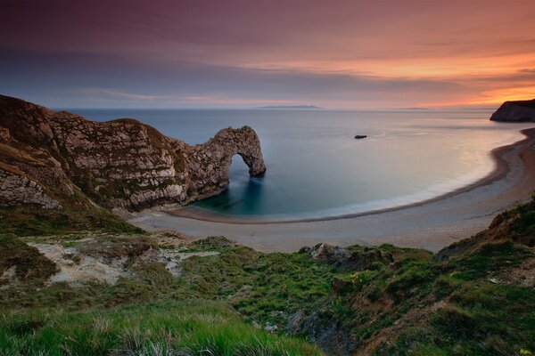 Spiaggia rocciosa vicino al mare in Inghilterra
