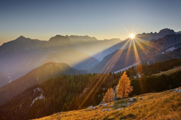 Hermosa puesta de sol debido a las colinas y montañas
