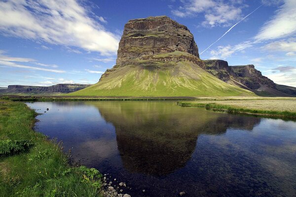 Nuages au-dessus de la rivière dans les montagnes se reflètent dans l eau