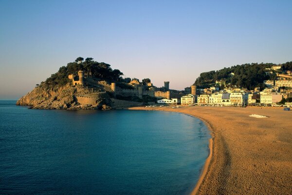 Spiaggia di sabbia vicino alle case in Spagna