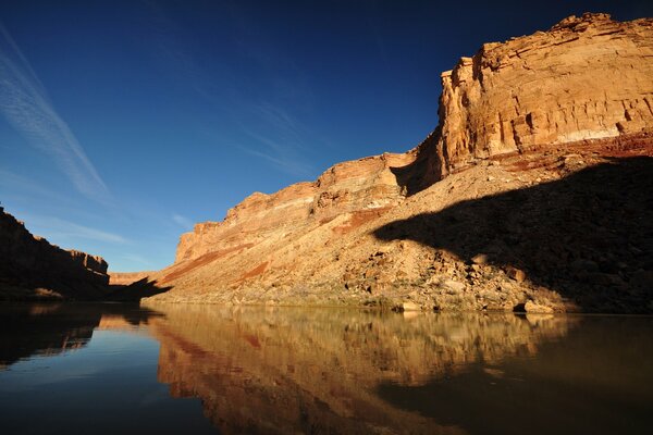 Canyon au bord de la rivière. Ciel bleu