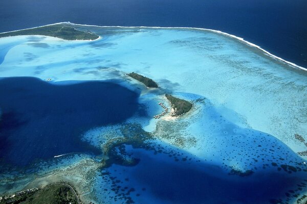 Agua azul en la Polinesia en Bora Bora