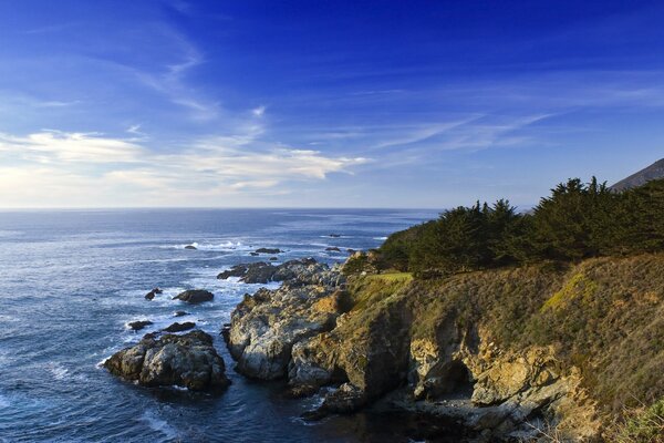 Costa rocosa de California. Azul del cielo