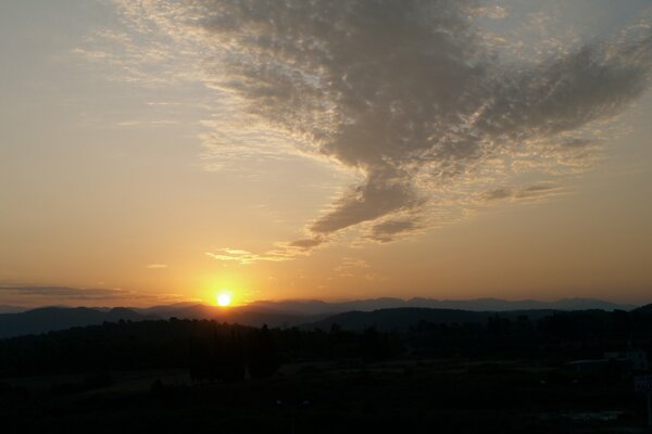 El sol del amanecer en las nubes sobre las montañas