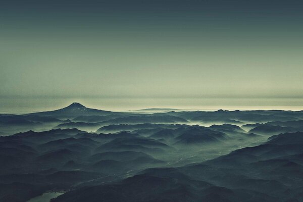 Rzeka i góry w porannej mgle