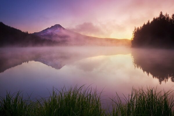 Brouillard sur le lac. Montagnes loin