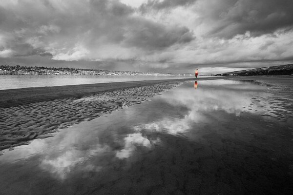 Reflejo blanco y negro de la nube en el agua