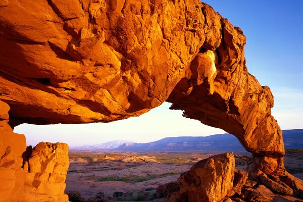 Arco de piedra en medio del desierto